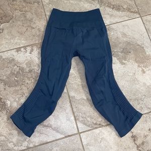 Lulu crop legging size 4